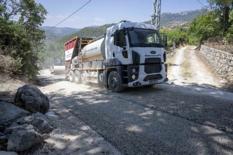 Mersin’de kırsal mahallelerde yol yapım çalışmaları sürüyor