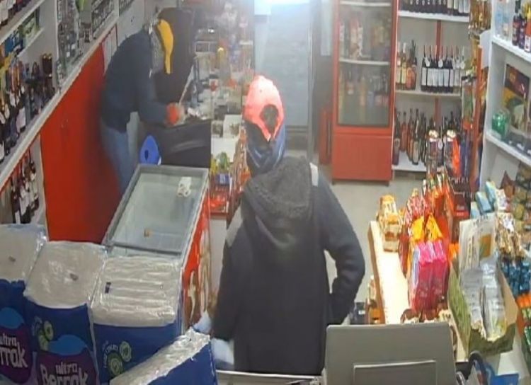 Markette bıçaklı soygun kamerada: 2 şüpheli tutuklandı