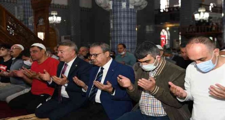 Vali Su, vatandaşlarla bayramlaştı