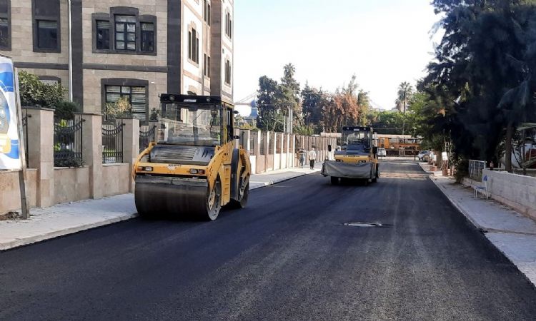 Akdeniz’de asfalt çalışmaları sürüyor