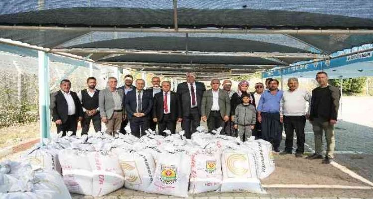 Tarsus Belediyesi çiftçilere ücretsiz ‘ata tohumu’ buğday dağıttı