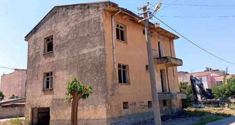 Mersin'de 2 katlı eski binanın yıkımı gerçekleştirildi