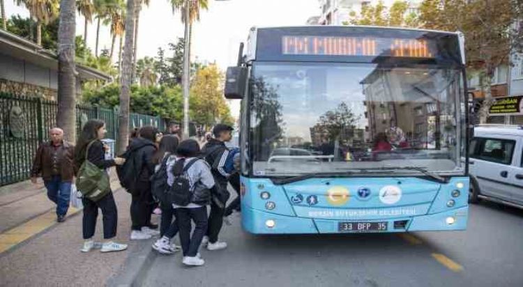 Mersin’de belediye otobüsleri öğrenciler için 1 liradan devam ediyor