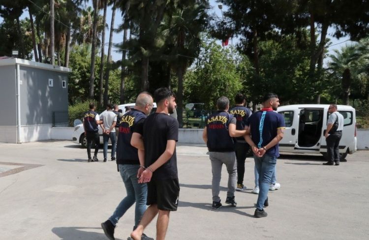 Dolandırdıkları parayla altın alırken yakalandılar