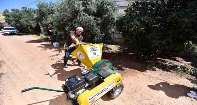 Mersin'de muz üreticisine dal parçalama makinesi desteği