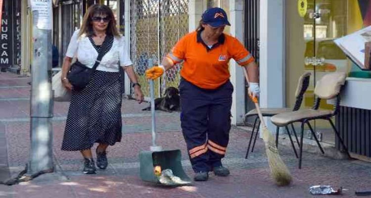 Gündüz süpürge, akşam raket sallıyor