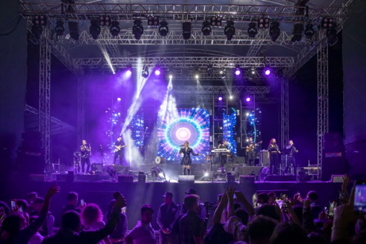Gençlik Festivali’nde İrem Derici Rüzgarı Esti