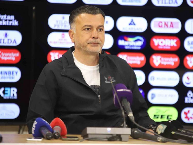 Hatayspor, Teknik Direktör Murat Şahin’in görevden ayrıldığı iddialarını yalanladı