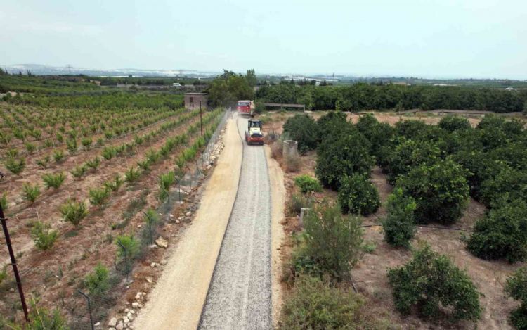 Akdeniz’de bahçe yolları asfaltlanıyor