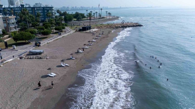 Mezitli Belediyesinden sahillerde ücretsiz şezlong hizmeti