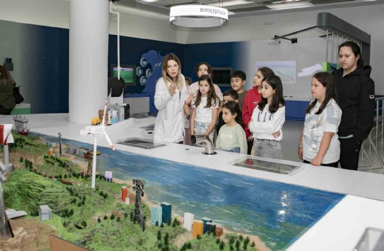 Çocuklar, İklim ve Çevre Bilim Merkezinde eğlenerek öğreniyor