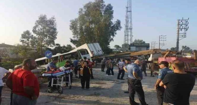 Mersin'de yolcu otobüsü önce kamyona, ardından tıra çarptı: 1 ölü, 28 yaralı