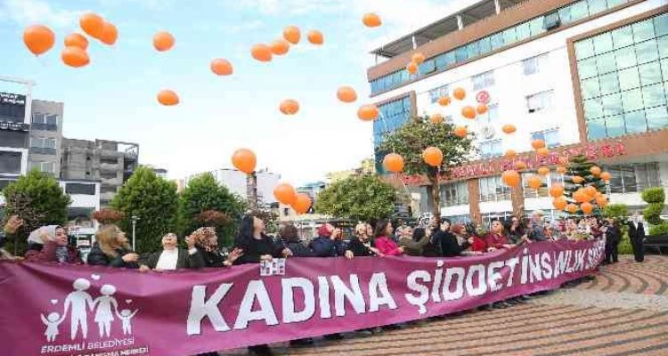Kadına şiddete dikkat çekmek için yüzlerce balon gökyüzüne bırakıldı