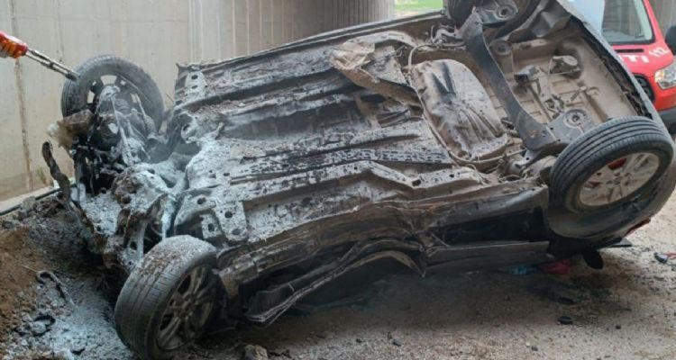 Araç otoyol köprüsünden düştü: 2 ölü, 3 yaralı