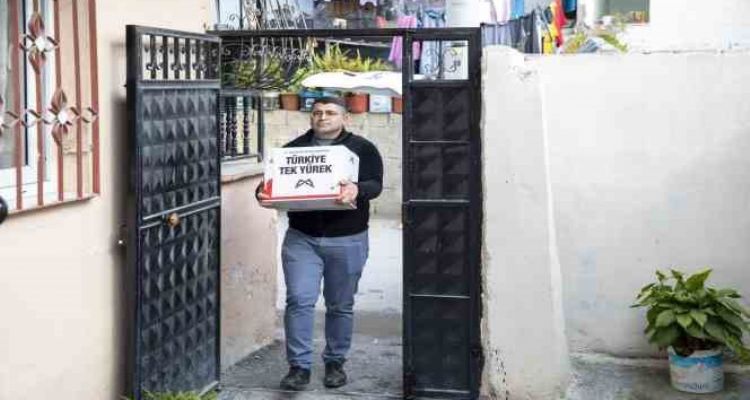 Belediyenin verdiği gıda kolisi hizmeti, depremzedelerin sofralarına aş oluyor
