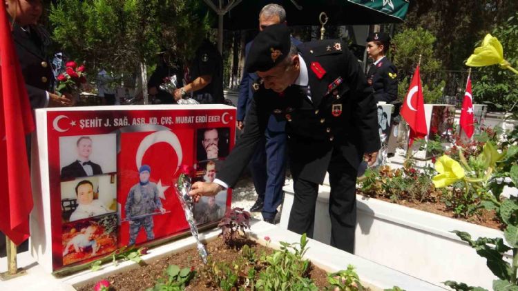 Mersin Şehitliğinde hüzünlü tören
