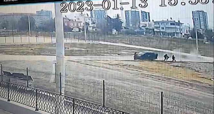 Araç, öğrencilerin arasına daldı: 3 yaralı