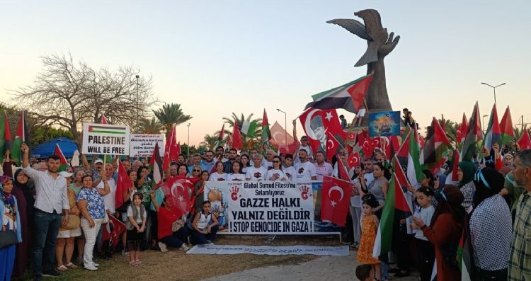 Gazze’ye yardıma giden gemilere temsili selamlama