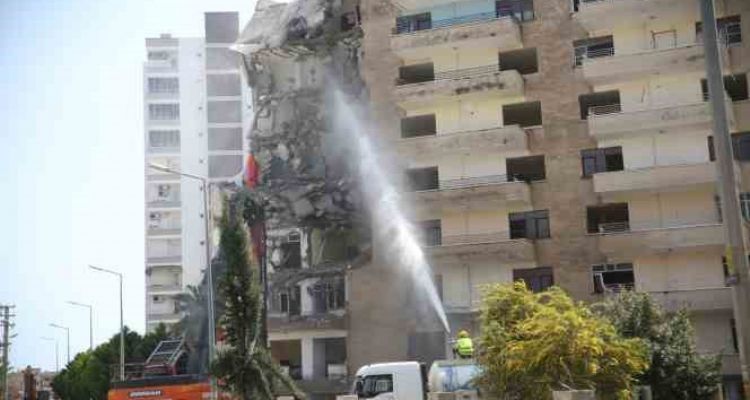 Depremlerde Mersin'de ağır hasar alan binanın yıkımına başlandı