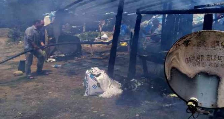 Naylonla kaplı baraka saniyeler içinde kül oldu