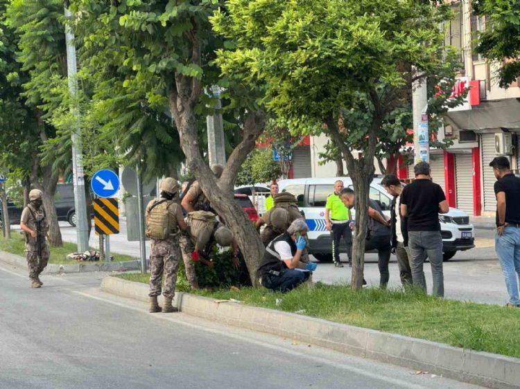 Mersin’de karakol önünde havaya ateş açan şahsı özel harekat polisi vurdu