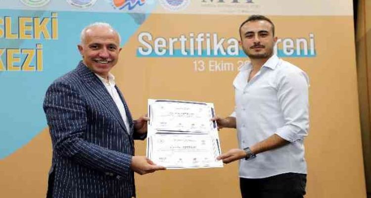Simülatörlü vinç operatörlüğü eğitimini tamamlayanlar sertifikalarını aldı