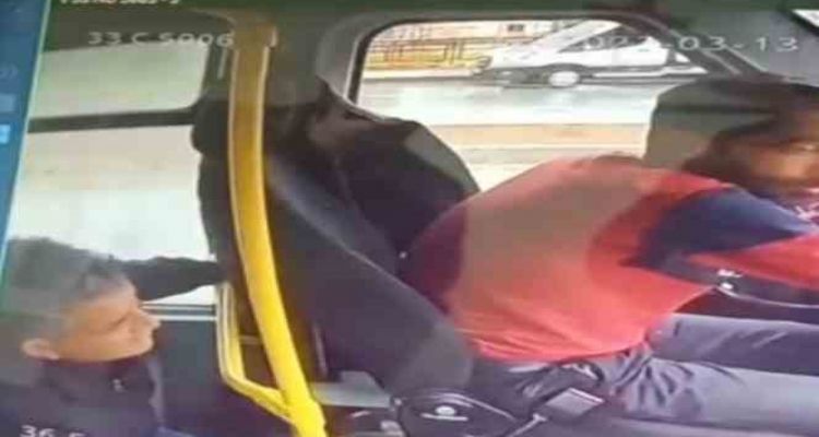 Yolcu olarak bindiği minibüste sürücünün 10 bin TL'sini çaldı