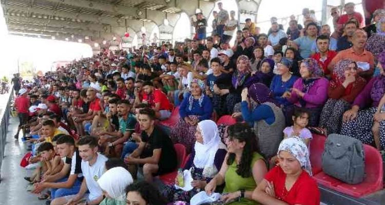 Futbol turnuvasında tribünleri kadınlar doldurdu