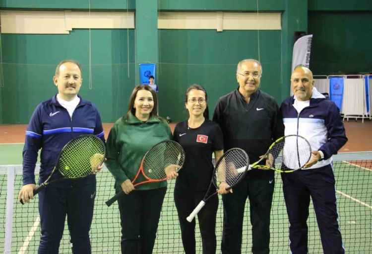 Mersin’de Dünya Kadınlar Günü çerçevesinde düzenlenen tenis turnuvası başladı