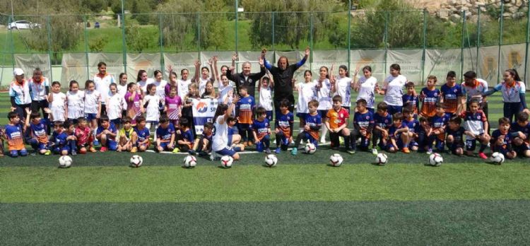 Mersin Üniversitesi’nde yüzlerce çocuk ve genç, dijital bağımlılıktan uzak sporla yetişiyor