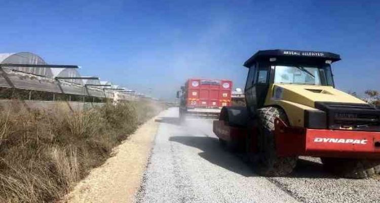 Akdeniz'de bahçe yolları soğuk asfaltla kaplanıyor