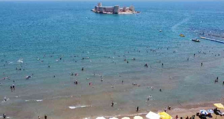 Sıcaktan kaçan soluğu denizde aldı