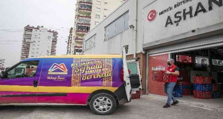 Mersin Büyükşehir Belediyesince 200 bin iftar yemeği dağıtıldı