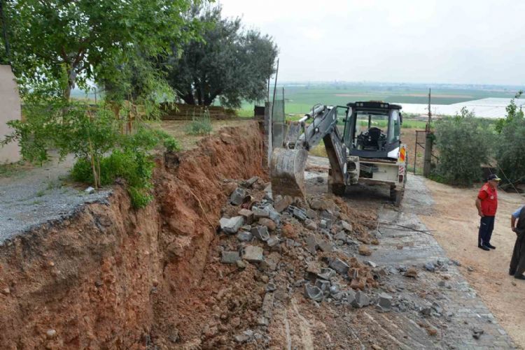 Tarsus’ta fırtınada devrilen istinat duvarı otomobilin üzerine düştü