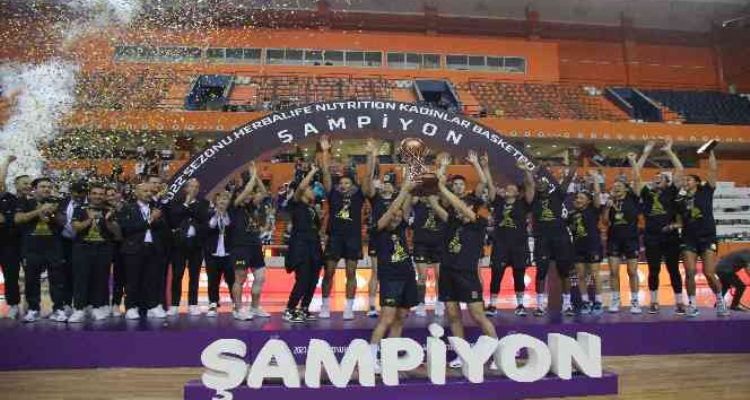 Şampiyon Fenerbahçe kupasını aldı