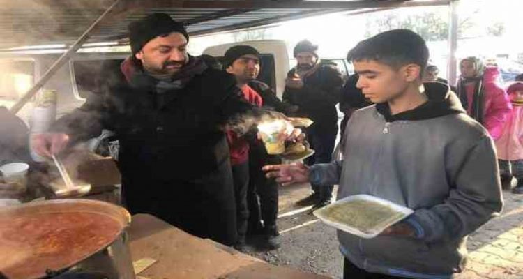 Mut Belediyesi deprem bölgesinde ekmek, su, yemek ve sıcak çorba dağıtıyor
