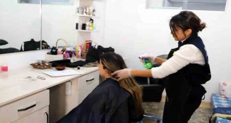 Akdeniz Belediyesi tüm birimleriyle depremzedelerin yanında