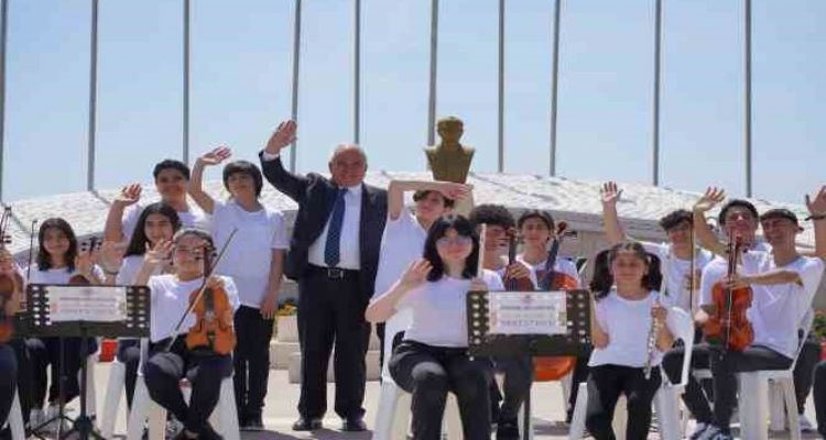 Depremzede öğrenciler, ‘Bir Başkadır Benim Memleketim’ şarkısını seslendirdi