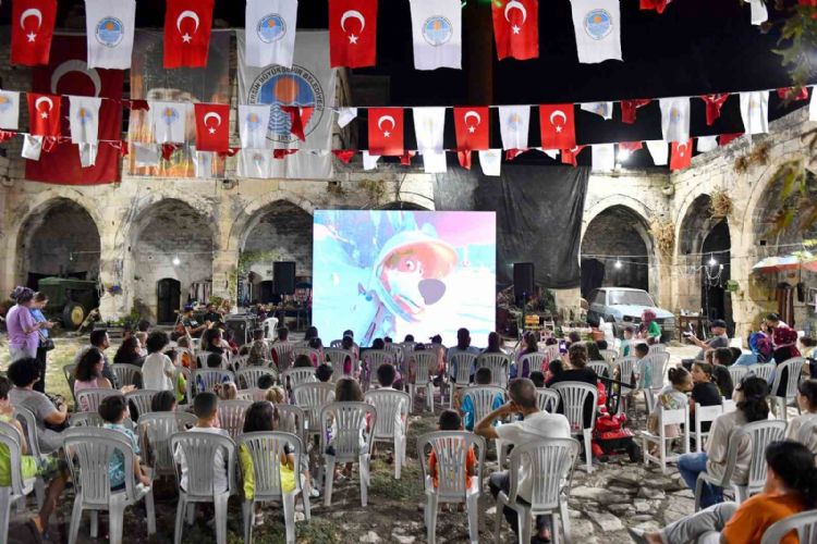 Mersin’de çocuklara açık hava film etkinliği