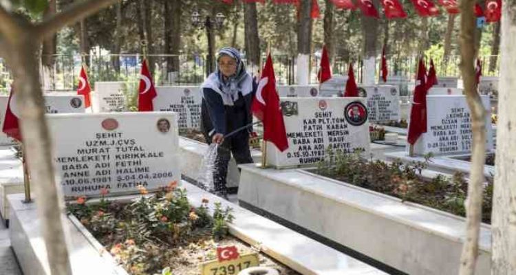 Mersin'de bayram öncesi mezarlık ve ibadethaneler temizlendi