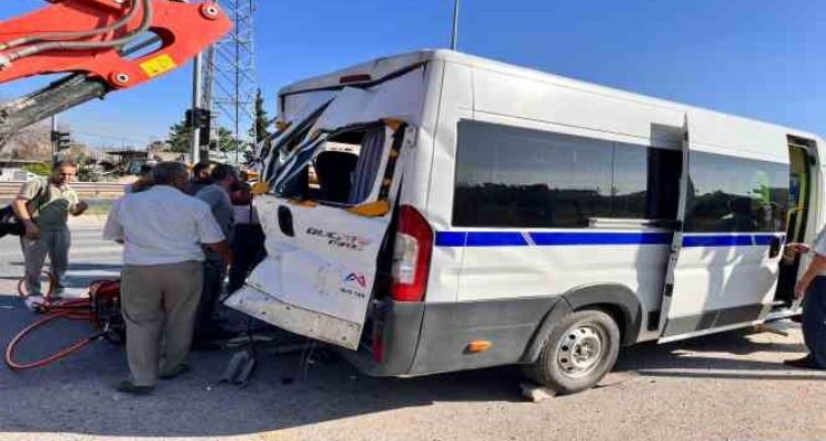 Tarsus'ta işçi servisi ile kamyon çarpıştı: 8 yaralı