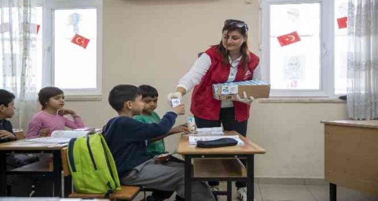 Mersin'de çocuklara sütün yanında kuruyemiş