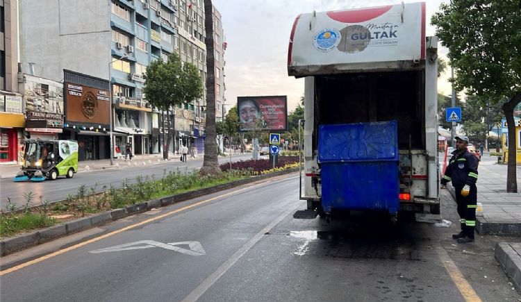 Akdeniz’deki 65 mahalle ve 2 bin 800 sokaktan günde 400 ton çöp toplanıyor