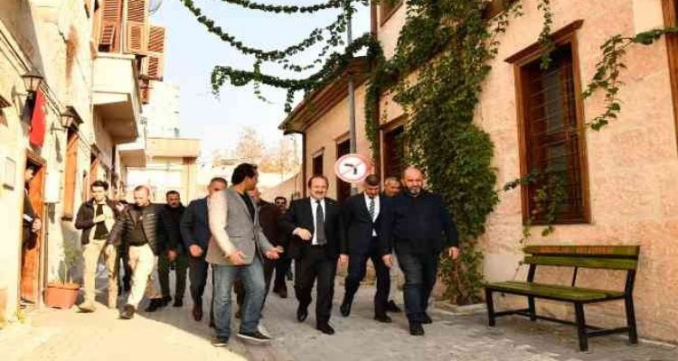Vali Pehlivan, tarihi yapılardaki restorasyon çalışmalarını inceledi