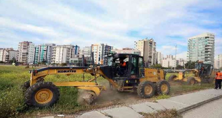 Büyükşehir Belediyesinden zararlılara karşı ilaçlama