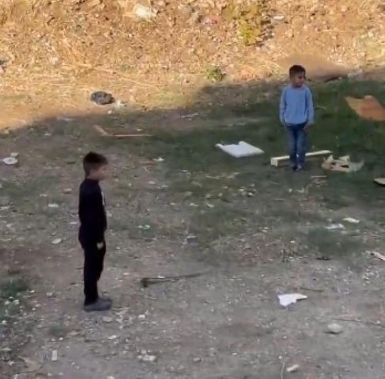 AFAD’ın siren testi sırasında çocuklar esas duruşa geçti