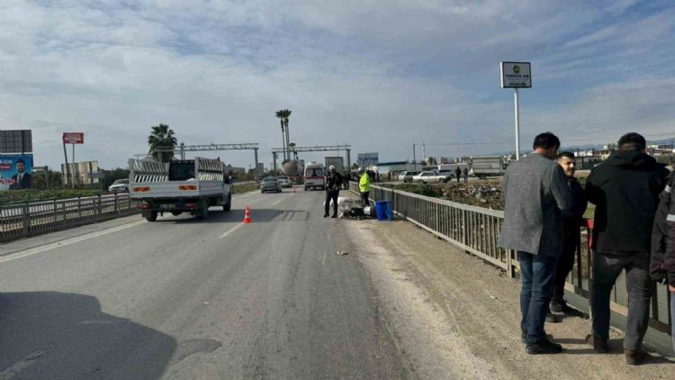 Tır, motosiklete çarptı: 1 ölü