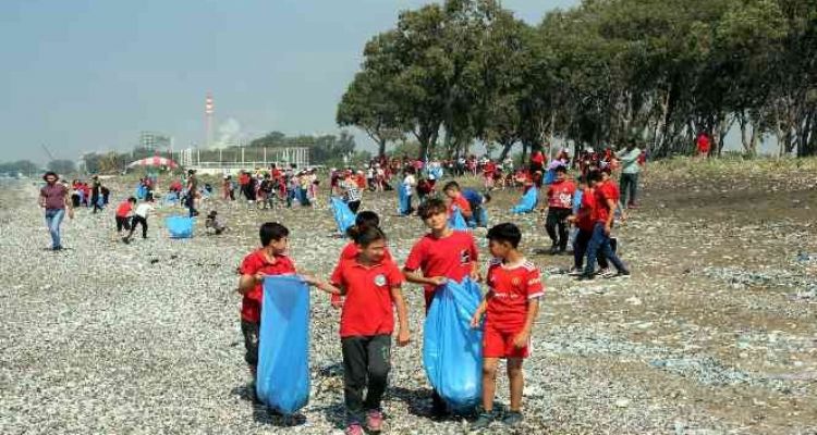 Mersin'de 300 öğrenci deniz kaplumbağaları için sahili temizledi