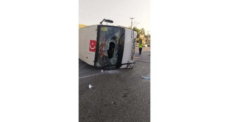 Halk otobüsü ile otomobil çarpıştı, sürücüler yaralandı