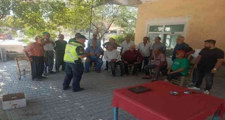 Tarsus jandarması okul ve kahvehanelerde trafik eğitimi veriyor